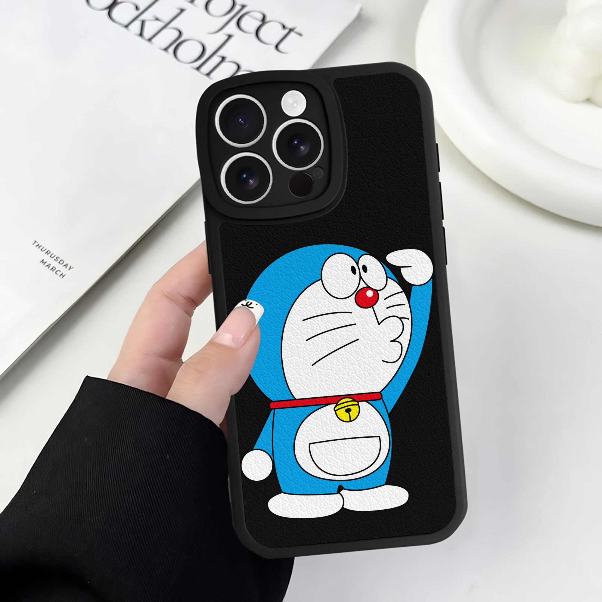 （画像用） ドラえもん Doraemon 【iPhone 16シリーズ対応】シリコンスマホケース（レザー調） 材質：シリコン